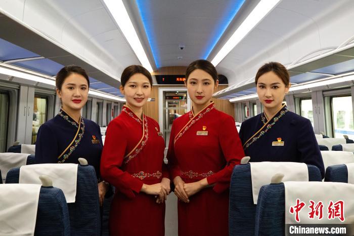 圖為整體色彩以“深藏青”和“喇嘛紅”為主調(diào)的西格段“復(fù)興號(hào)”動(dòng)車組乘務(wù)員新制服?！±罾?攝