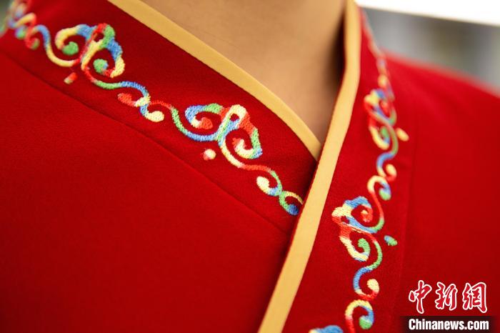 圖為新制服領(lǐng)口點(diǎn)綴有蒙古特色的烏力吉紋繡花?！±罾?攝