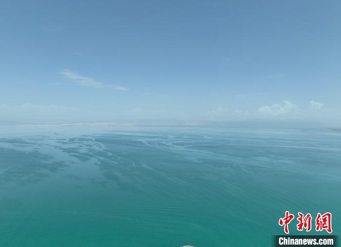 圖為航拍仲夏時(shí)節(jié)，青海湖水天一色?！∑钤鲚?攝