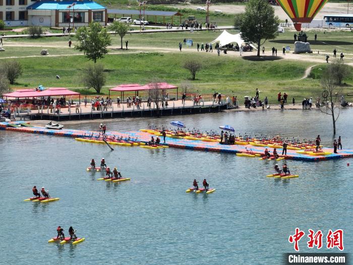 圖為航拍游客青海湖二郎劍景區(qū)體驗(yàn)娛樂項(xiàng)目?！∑钤鲚?攝