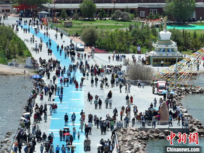 圖為航拍青海湖二郎劍景區(qū)游客眾多?！∑钤鲚?攝