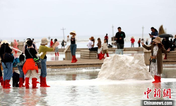 圖為游客在茶卡鹽湖拍照?！⊙Φ?攝