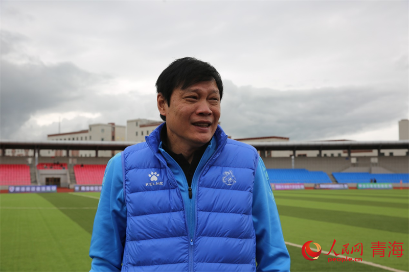 中場休息時與球員交流的范志毅。人民網(wǎng) 馬可欣攝