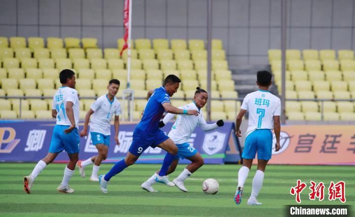 圖為班瑪隊(白)與達日隊在球場進行比拼?！●R銘言 攝