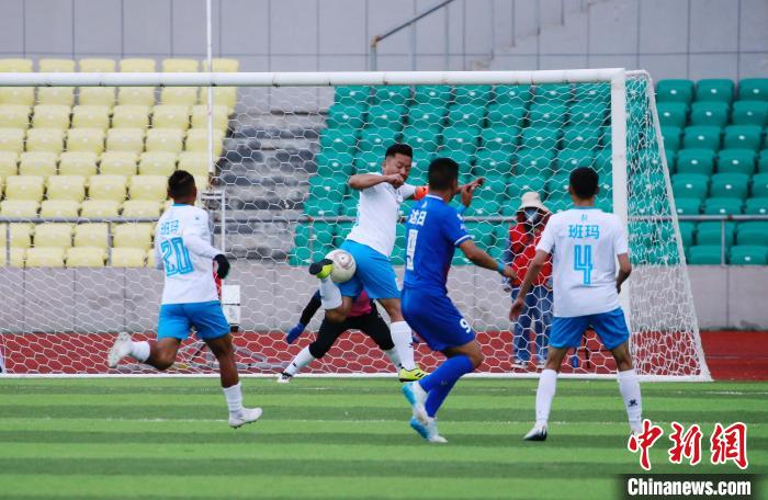 圖為班瑪隊(白)與達日隊在球場進行比拼?！●R銘言 攝