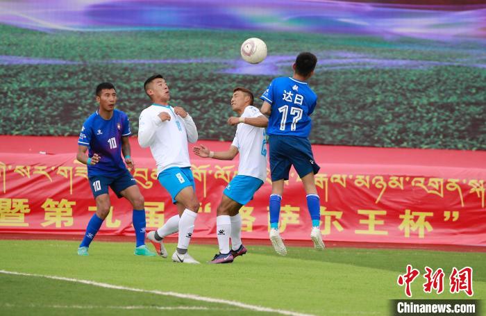 圖為班瑪隊(白)與達日隊在球場進行比拼?！●R銘言 攝