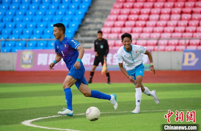 圖為班瑪隊(白)與達日隊隊員在球場感受快樂足球?！●R銘言 攝