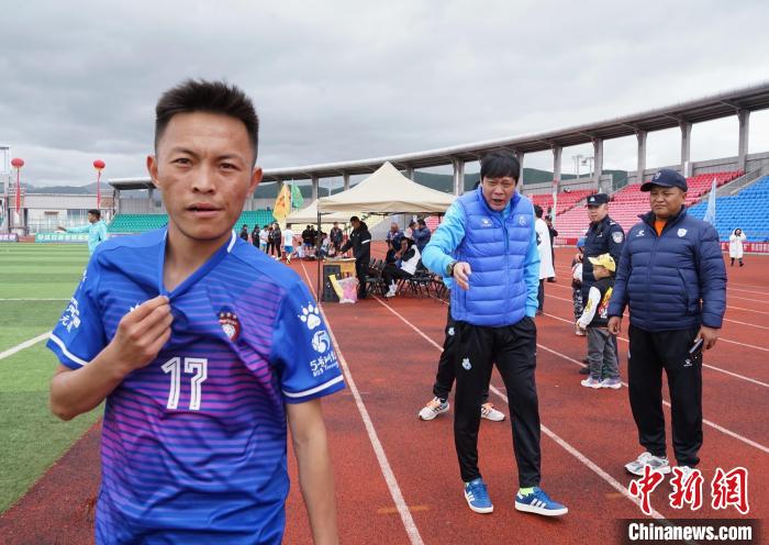 圖為范志毅在球場邊指導(dǎo)球員。　馬銘言 攝