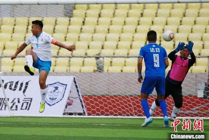 圖為班瑪隊(白)與達日隊在球場進行比拼?！●R銘言 攝