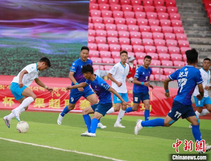 圖為班瑪隊(白)與達日隊在球場進行比拼。　馬銘言 攝