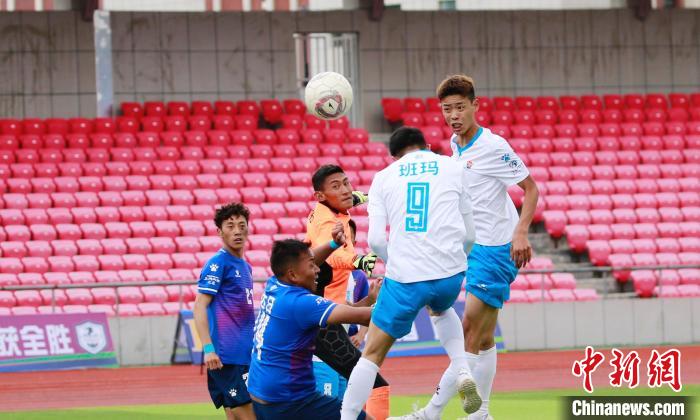 圖為班瑪隊(白)與達日隊在球場進行比拼?！●R銘言 攝