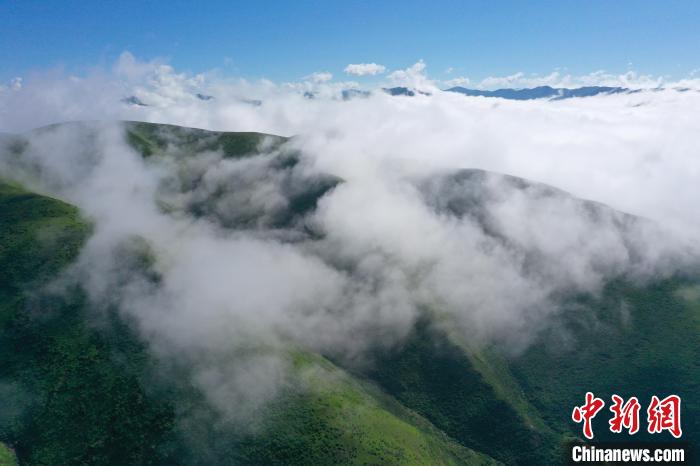 航拍賽來(lái)塘鎮(zhèn)山間云霧繚繞?！●R銘言 攝