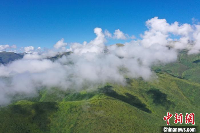 航拍賽來(lái)塘鎮(zhèn)山間云霧繚繞。　馬銘言 攝