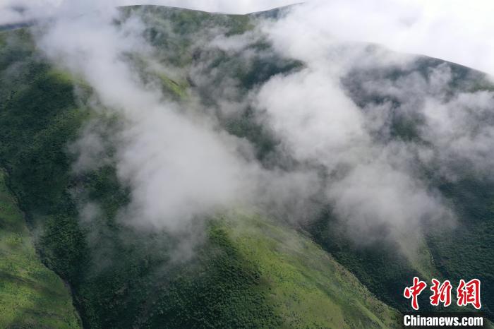 航拍賽來(lái)塘鎮(zhèn)山間云霧繚繞?！●R銘言 攝