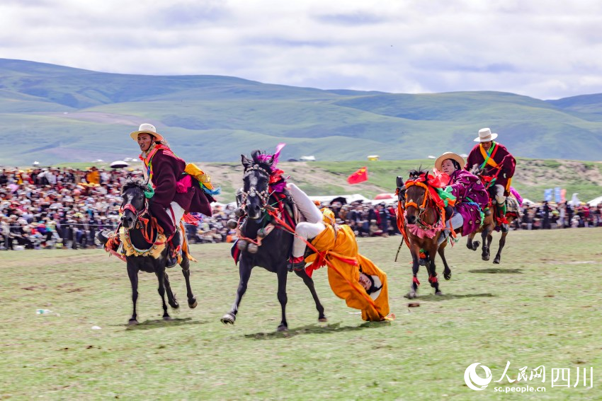 馬術(shù)表演現(xiàn)場(chǎng)。洛絨尼瑪攝