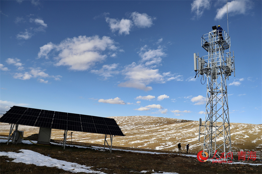 玉樹州曲麻萊縣黃河源流域約古宗列曲拍攝的中國移動5G基站。人民網(wǎng) 陳明菊攝