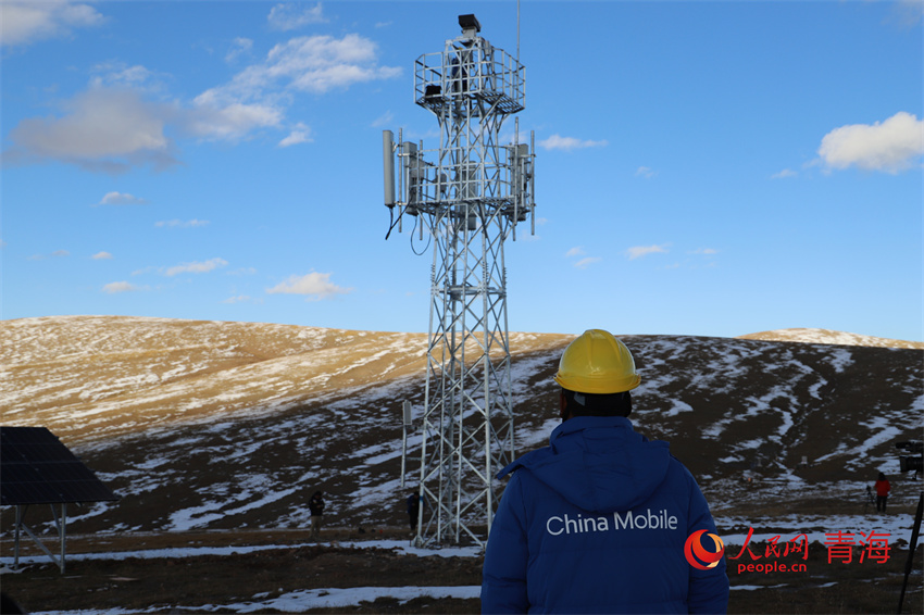 逆光下的中國(guó)移動(dòng)5G基站。人民網(wǎng) 陳明菊攝