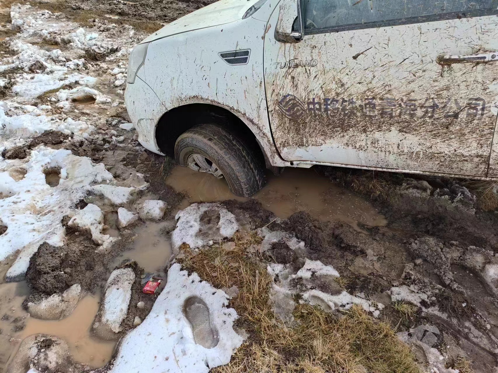 冰天雪地，泥濘路滑。祁海峰攝。