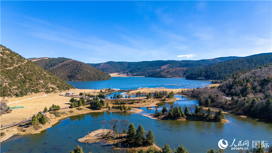 初冬的屬都湖。人民網(wǎng)記者 虎遵會(huì)攝