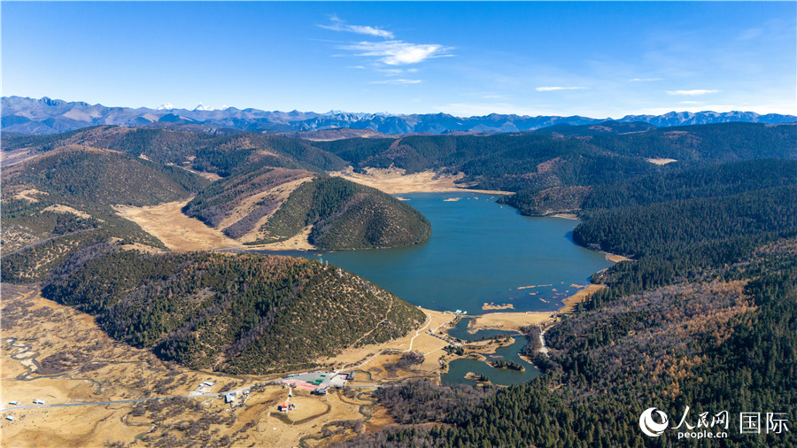 香格里拉國(guó)家公園屬都湖全景。人民網(wǎng)記者 虎遵會(huì)攝