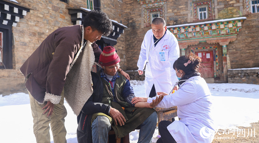 幫扶醫(yī)療小分隊成員為村民義診。劉學懿攝