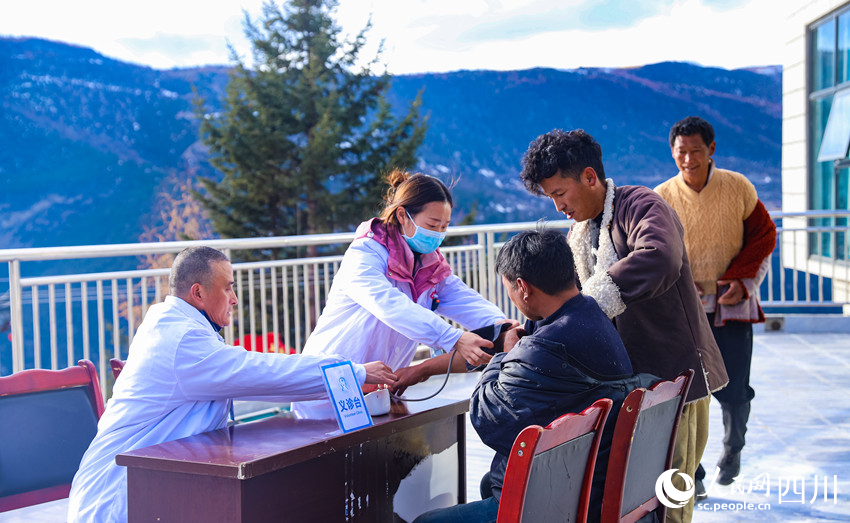 幫扶醫(yī)療小分隊成員為村民義診。劉學懿攝