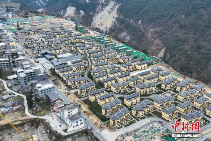 圖為2月1日，瀘定磨西鎮(zhèn)震后重建的安置小區(qū)。(無人機(jī)照片)<a target='_blank' href='/'><p  align=
