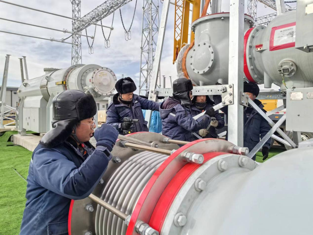 750千伏HGIS單元開蓋環(huán)節(jié)。王元明攝
