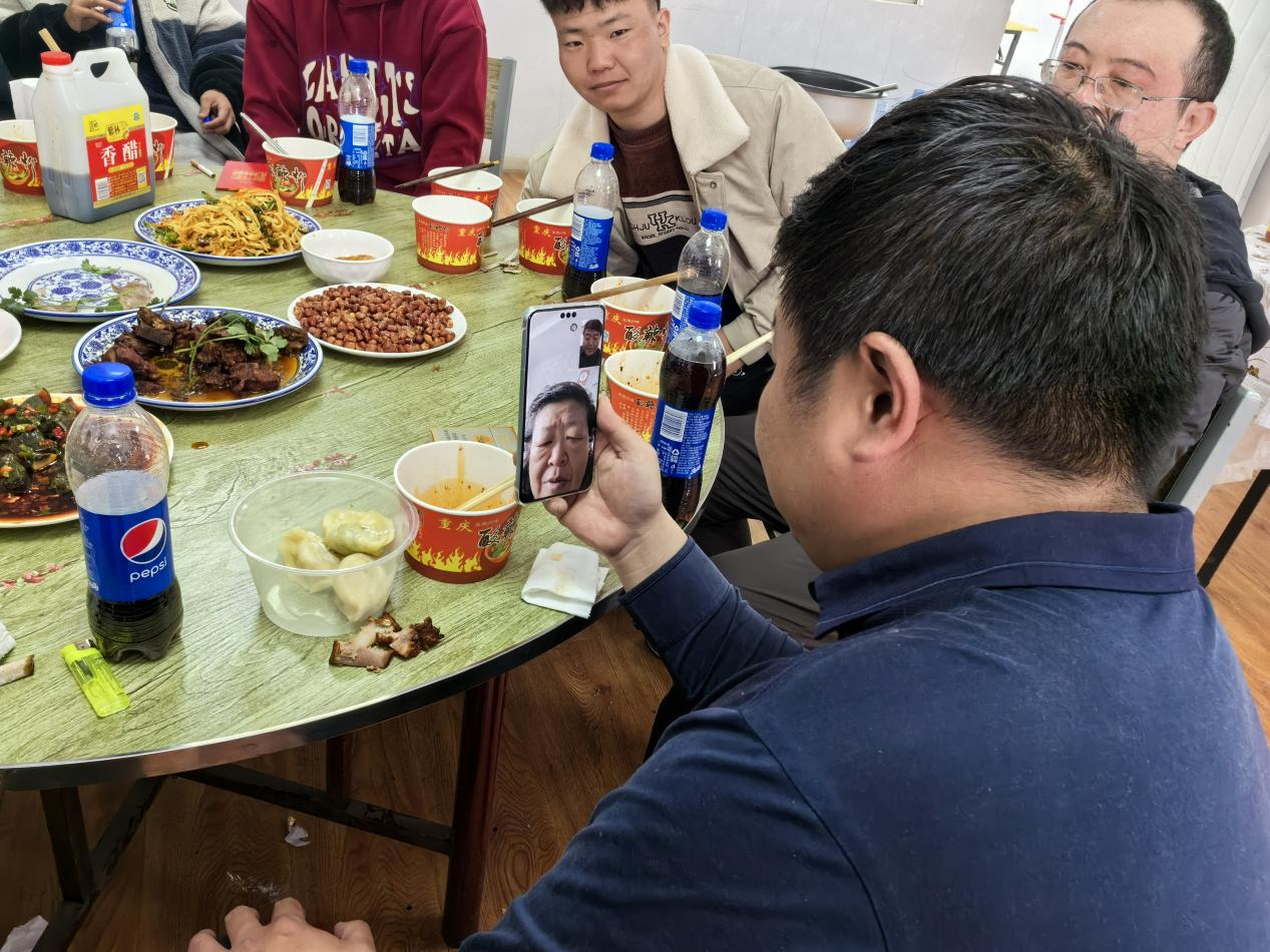 王玉琦與家人視頻。王元明攝