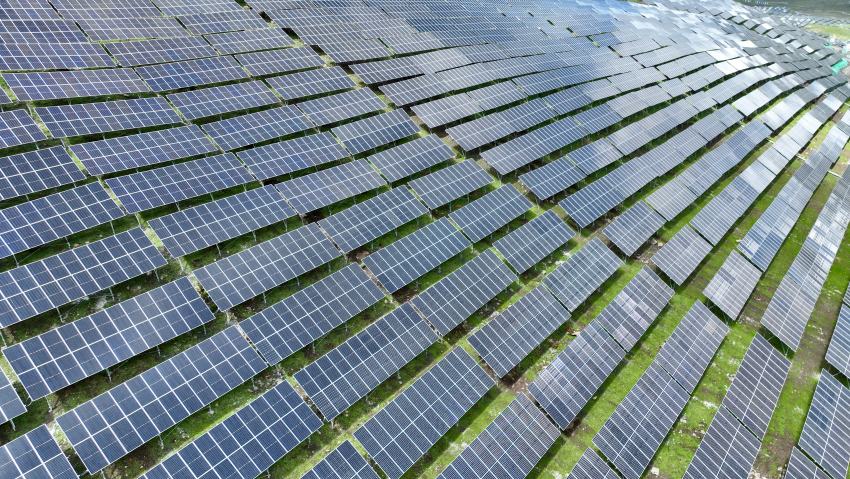 華電金川新能嘎斯都一期20萬千瓦光伏項(xiàng)目。金川縣融媒體中心供圖