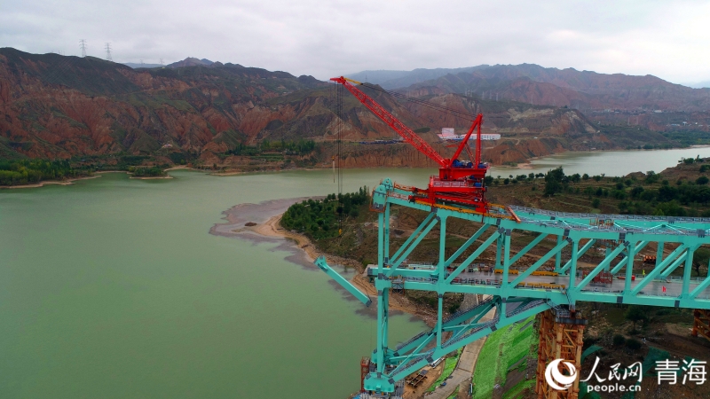 開始第12節(jié)間鋼桁梁架設(shè)。人民網(wǎng) 況玉攝