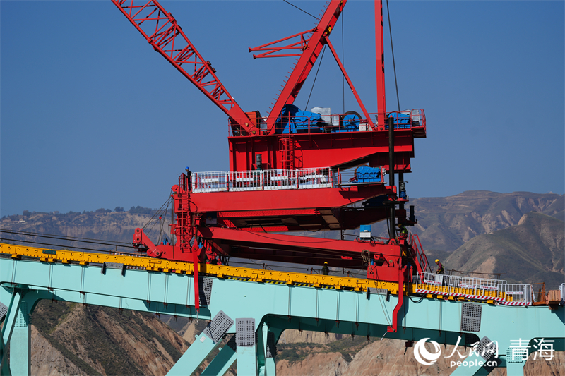 進行拱上吊行走。人民網(wǎng) 況玉攝