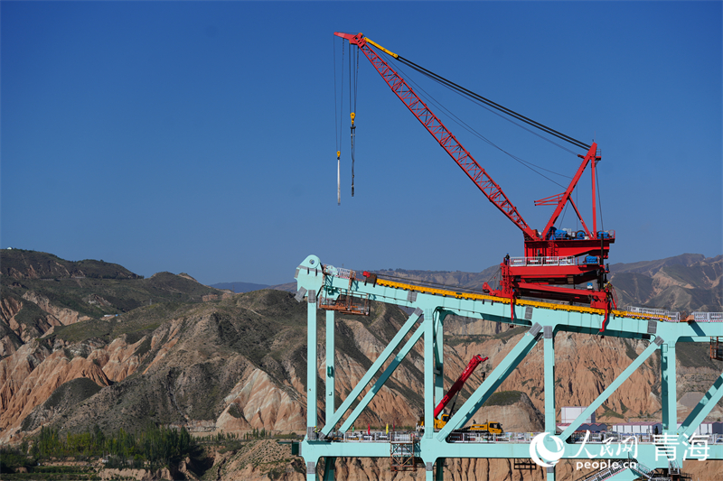 進行拱上吊行走。人民網(wǎng) 況玉攝