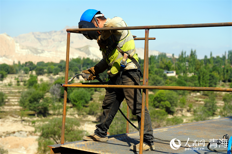 工人正在施工。人民網(wǎng) 況玉攝