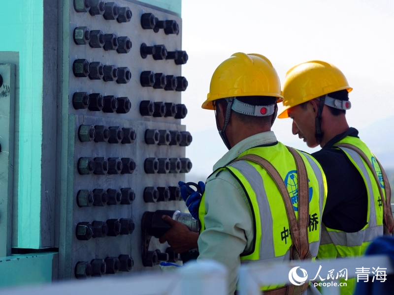 工人正在施工。人民網(wǎng) 況玉攝