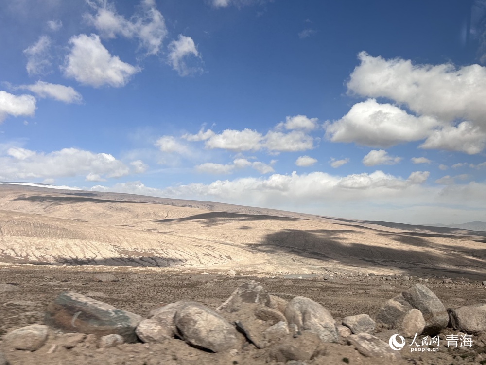驅車前往雪山牧場管護站途中。人民網 陳明菊攝