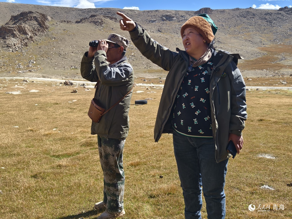 堅守在雪山牧場生態(tài)管護站的吉太本夫婦。人民網 陳明菊攝