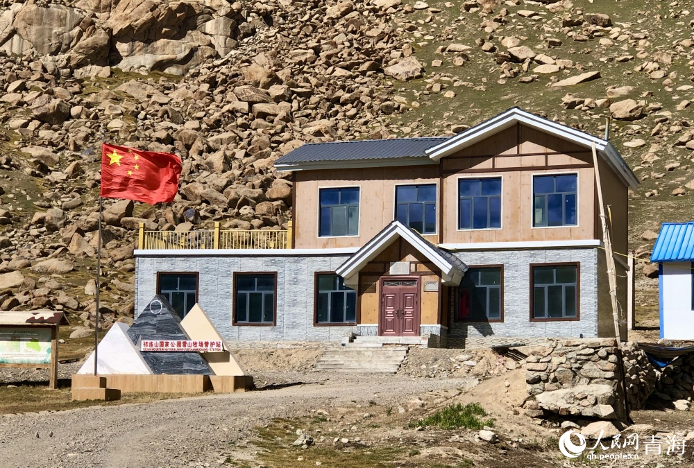 祁連山國家公園雪山牧場管護站的二層小樓。