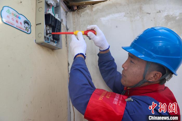 青海湖畔點(diǎn)亮萬家燈火的藏漢雙語(yǔ)“電力衛(wèi)士”