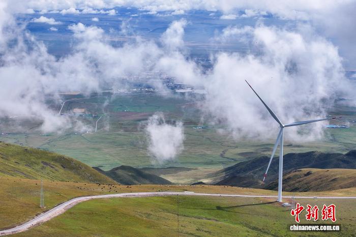航拍青海湖北岸“云端觀景臺(tái)”同寶山