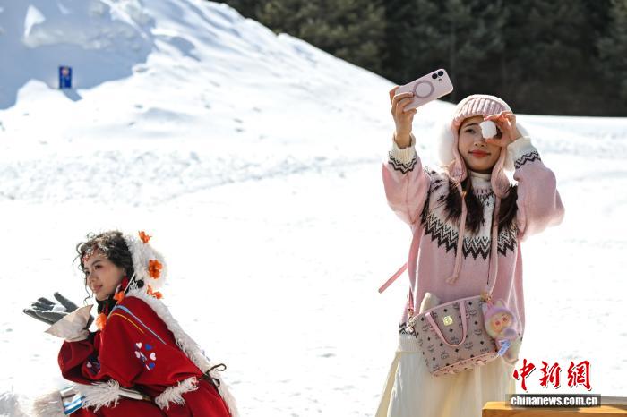 云南香格里拉冰雪經(jīng)濟持續(xù)升溫