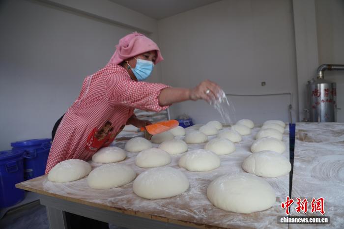 （新春見(jiàn)聞）農(nóng)歷新年將至青海黃南土燒饃饃生產(chǎn)忙