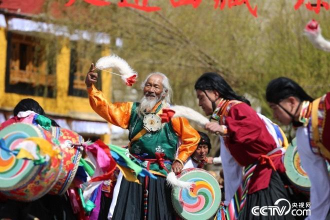 這里的人們，跳著從高原上長出來的久河卓舞，舞動人生，一代又一代。