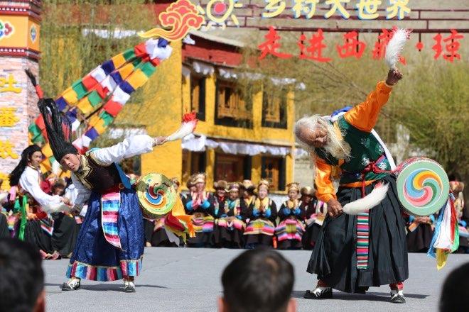 爺孫倆跳起舞來，鏗鏘有力。