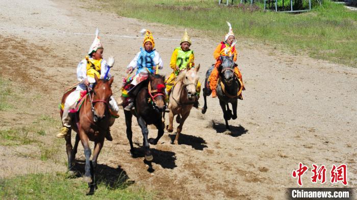 圖為少年騎手在比賽中。　張偉 攝