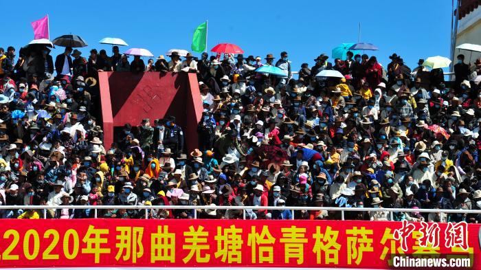 圖為當日的比賽吸引了眾多觀眾。　張偉 攝