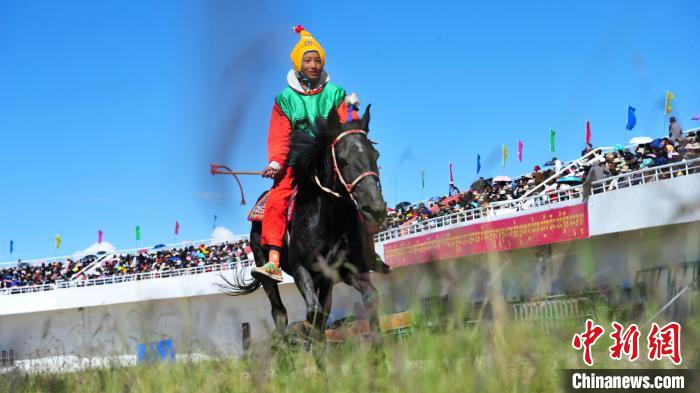 圖為少年騎手在比賽中。　張偉 攝