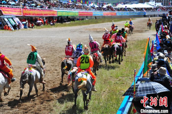 圖為少年騎手在比賽中?！垈?攝