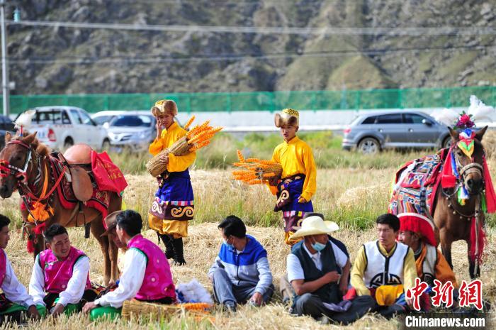 圖為等待登場(chǎng)的農(nóng)牧民演員?！垈?攝