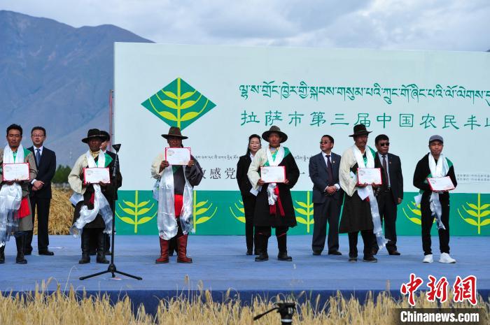 圖為活動(dòng)上獲得表彰的農(nóng)牧民。　張偉 攝